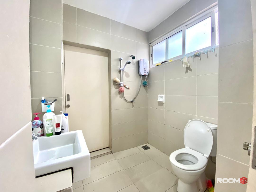 Middle Room at Bandar Mahkota Cheras, Cheras South ~ 🌟👉 Bilik Sewa Cheras, Seri Kembangan [𝐀𝐓𝐓𝐀𝐂𝐇𝐄𝐃 𝐓𝐎𝐈𝐋𝐄