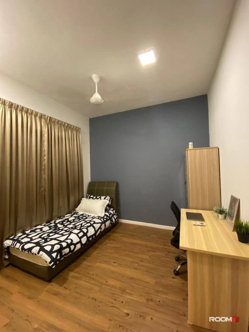 ✨Spacious Middle Room with Free Utilities for rent right beside KDU College!