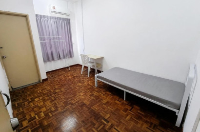 🚗 7 Mins To Econsave Bukit Kemuning 🛒 | Medium Room For Rent @ Kota Kemuning 🔥