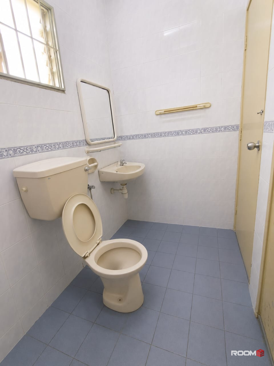 🚗 7 Mins To Econsave Bukit Kemuning 🛒 | Medium Room For Rent @ Kota Kemuning 🔥