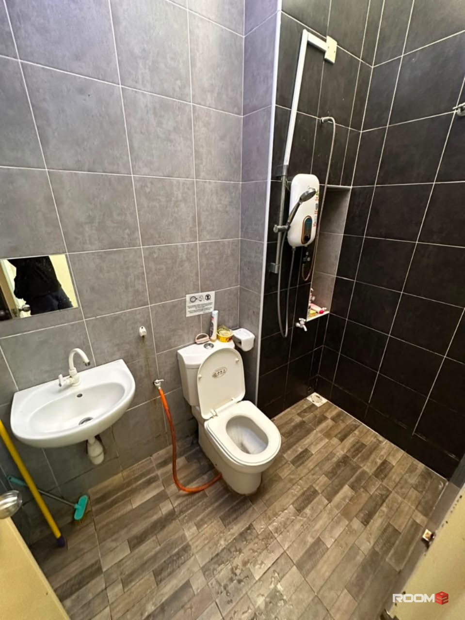 🏡 Medium Room with Private Bathroom @ Setia Alam ❤️ | 🚘 4 Mins to Setia City Mall 🛒🛍️