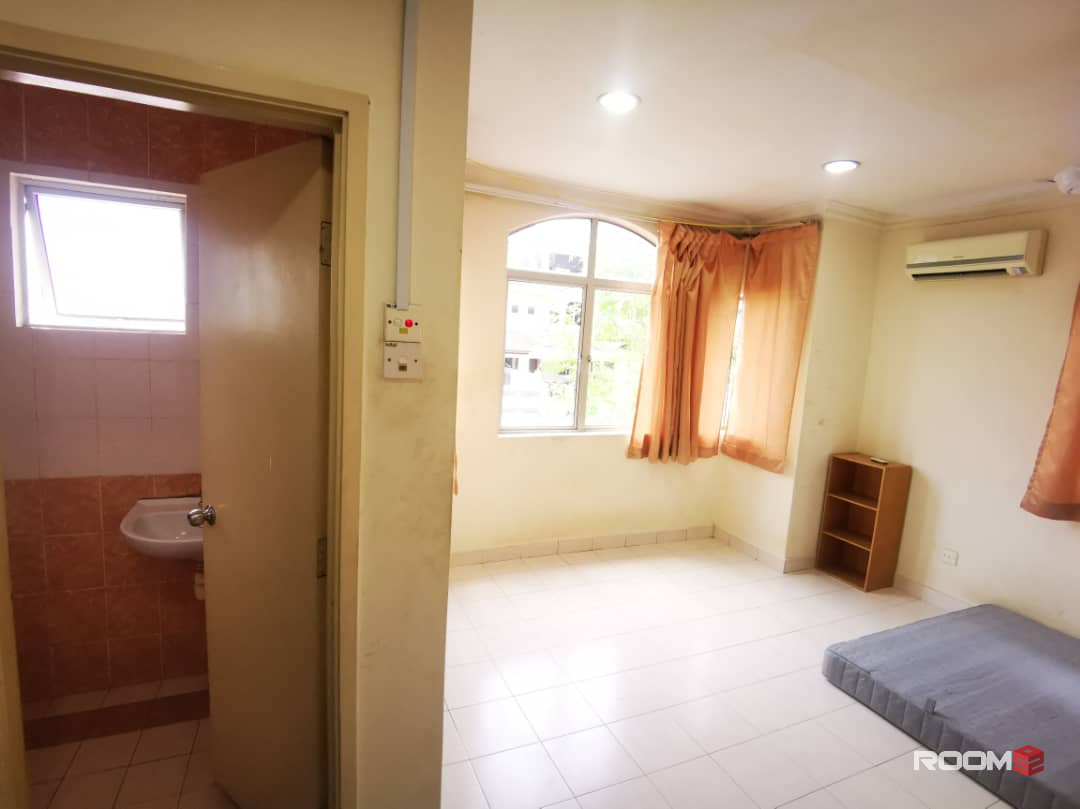 Master room with private bathroom for rent at Bukit Rahman Putra, Sg Buloh