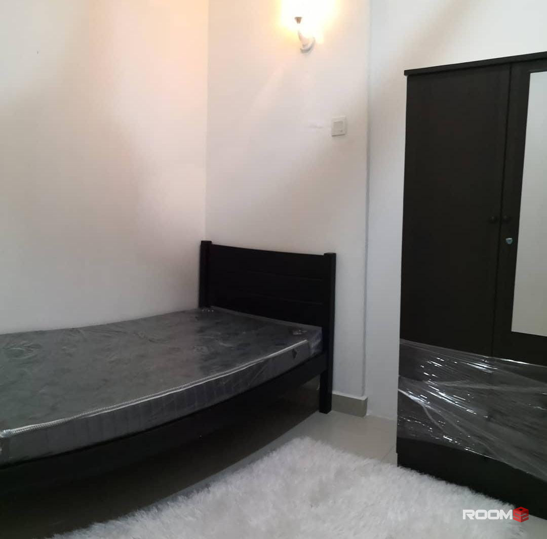 Single Room for Rent female only at Townhouse in Puchong
