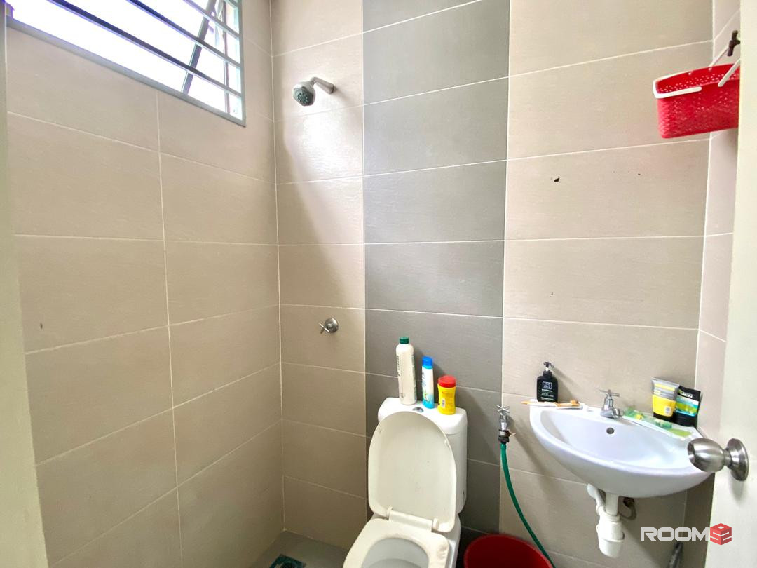 Middle Room at Puchong, Selangor, Bilik Sewa Puchong [🔥 👉𝑩𝑬𝑺𝑻 𝑨𝑪𝑪𝑶𝑴𝑨𝑫𝑨𝑻𝑰𝑶𝑵 ] Lakeside Residence, IOI