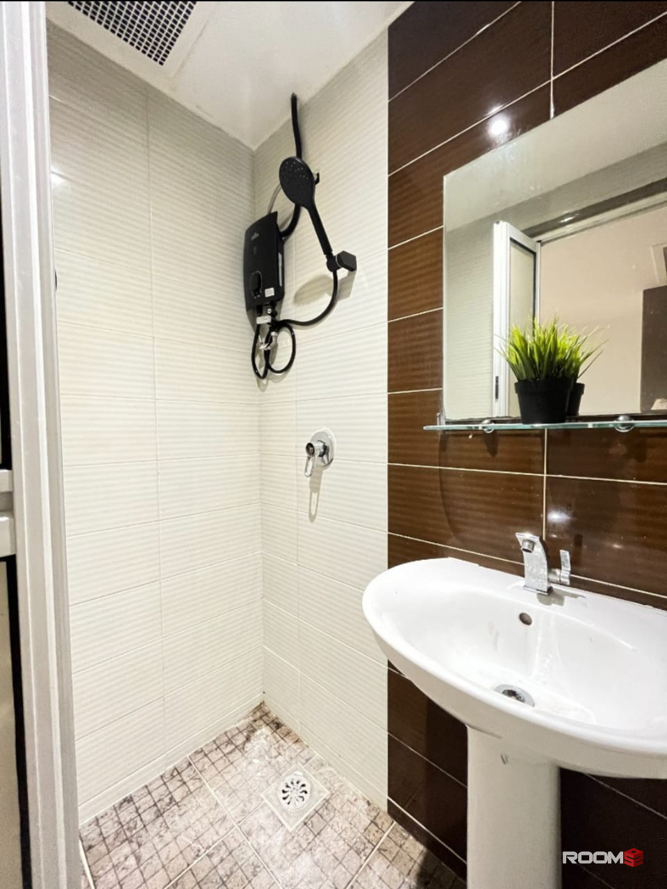 Zero Deposit Single room for rent at Phoenix Hotel Kuala Lumpur