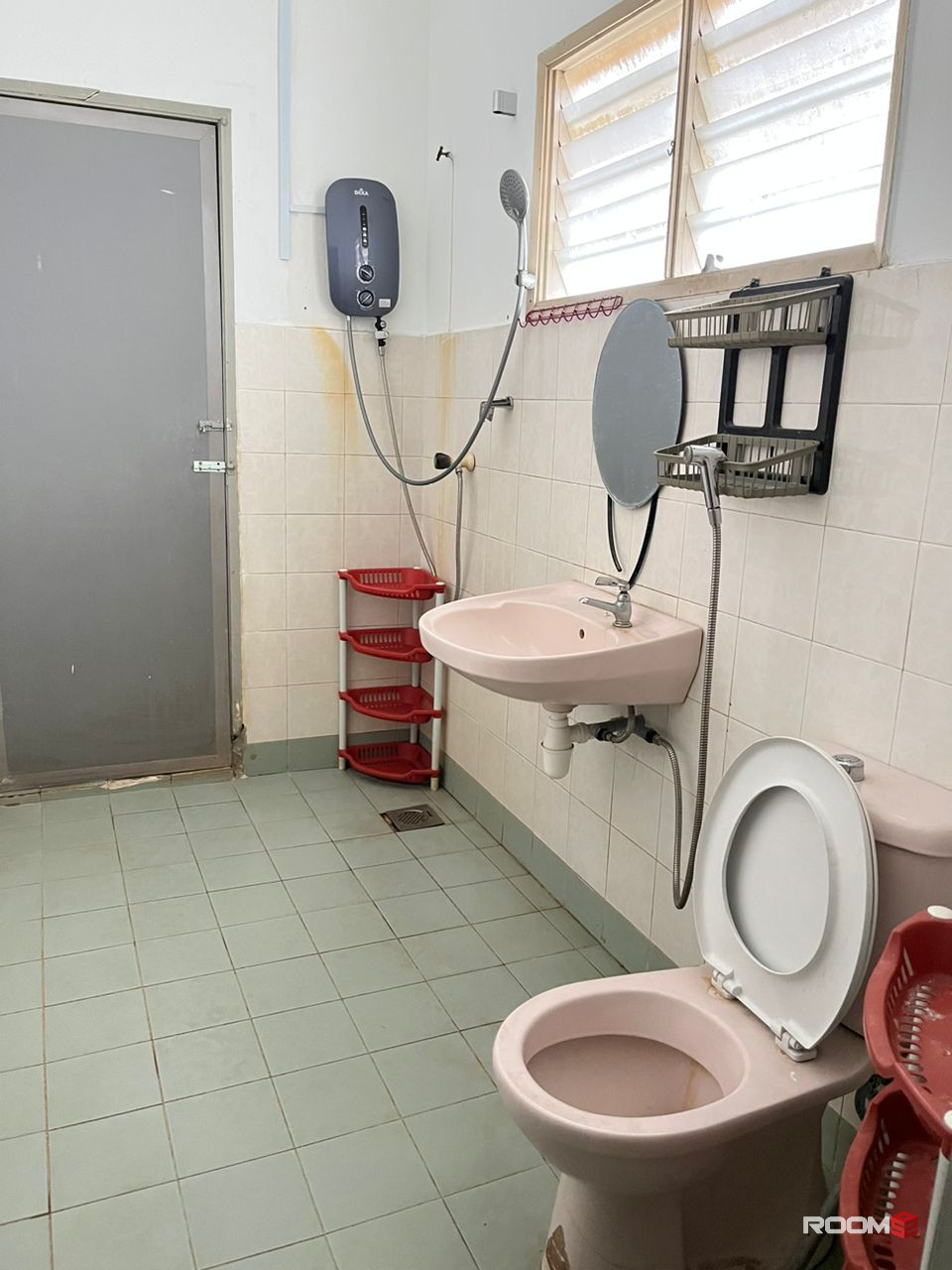 Female Unit available✨ SS2 walking distance to bus stop🚌 Ready for rent✨