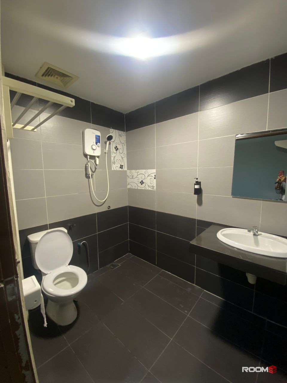 🛏️ Cozy Rental Room Near MRT Kuchai 🚆