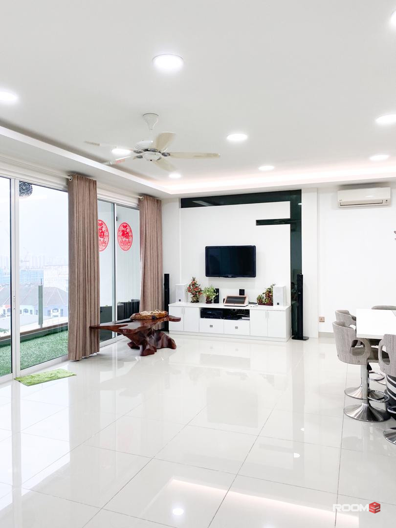 Female Middle Room For Rent