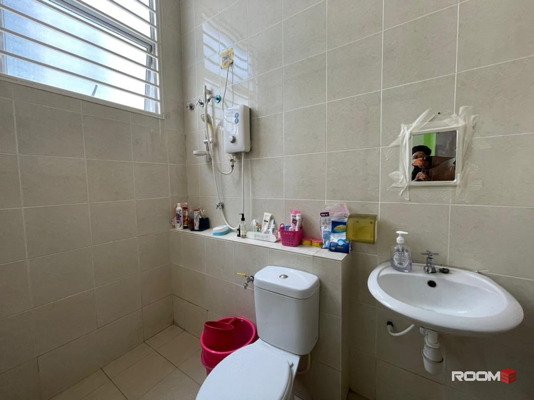Single Room at Nilai,  Bilik Sewa "Perempuan 🔥" Nilai {Desa Anggerik, IPD, USIM, TESCO, KLIA, MURNI Nursing College