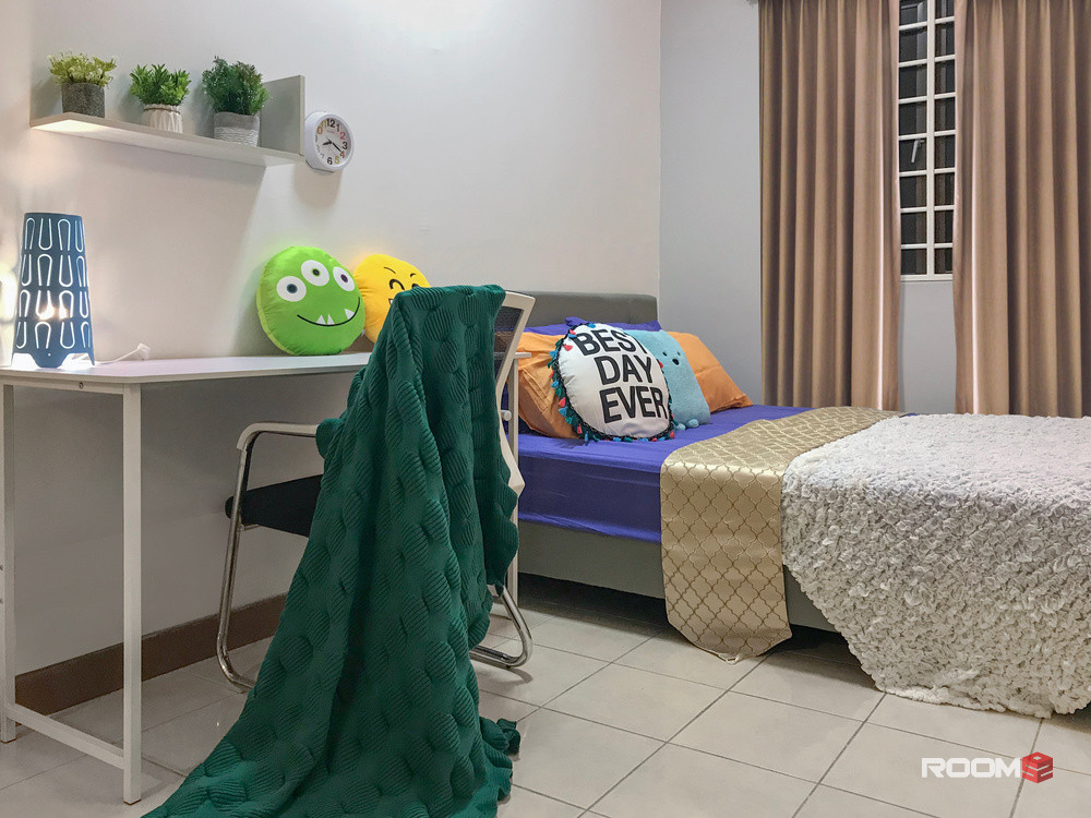 SUPER COZY Middle Room @DESAMINIUM FLORA SERI KEMBANGAN