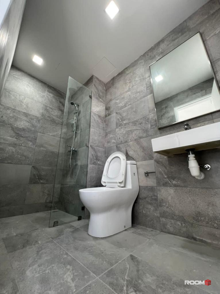 United Point Middle Room For Rent