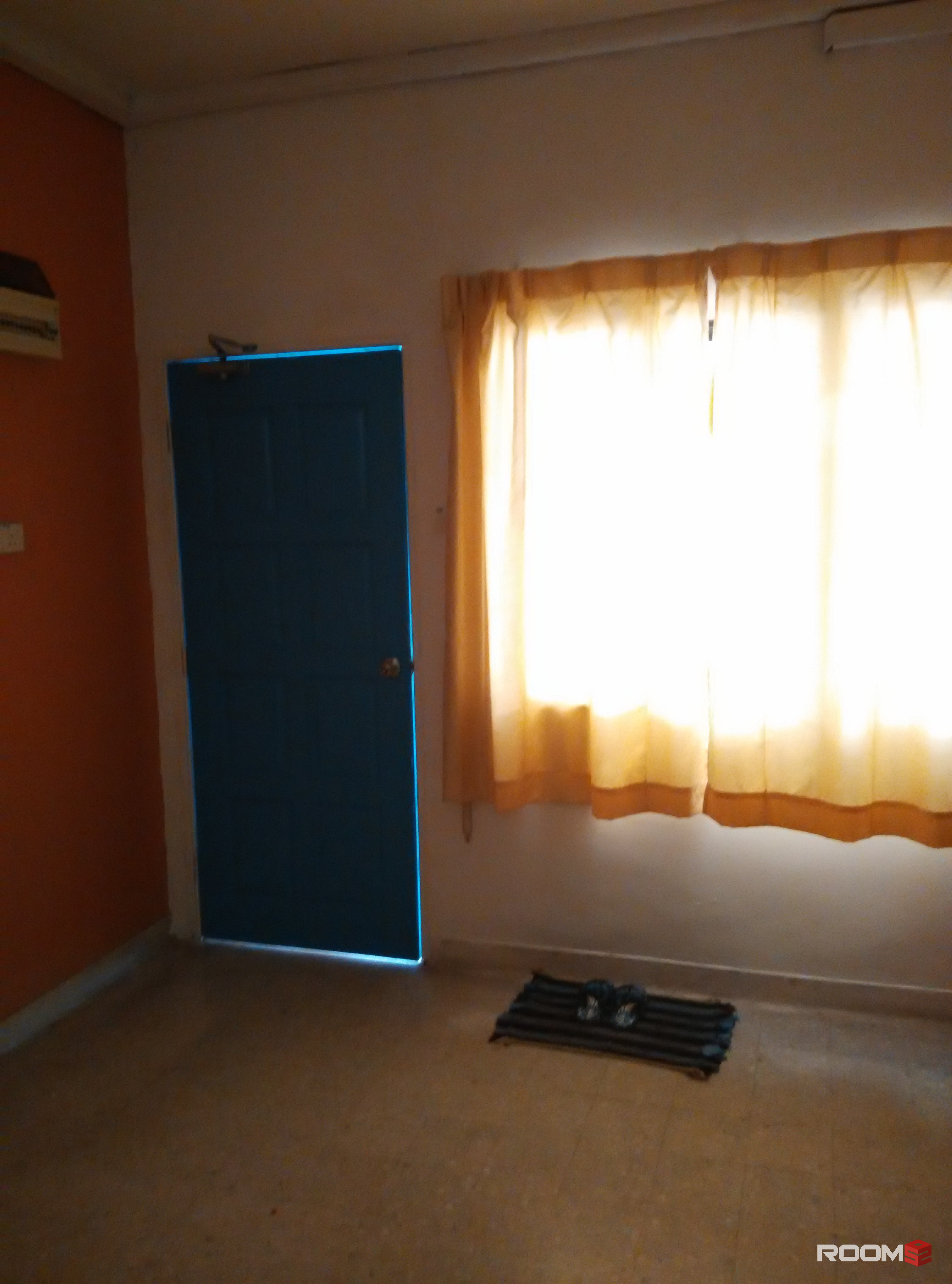 SS15 Medium Room with Air-con near Subang Square LRT @ SS 15