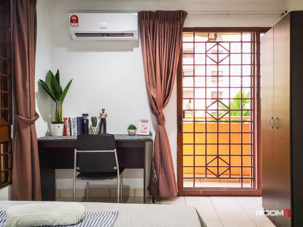Room For Rent at Petaling Jaya,Kota Damansara Near MRT Surian😊