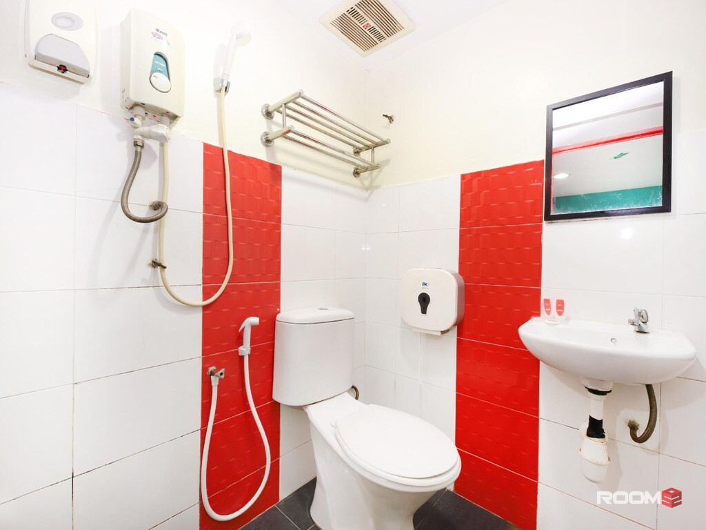 Kuchai Lama 🏠Ready Move-In 🏠 Master Room attached toilet +queenbed + AC