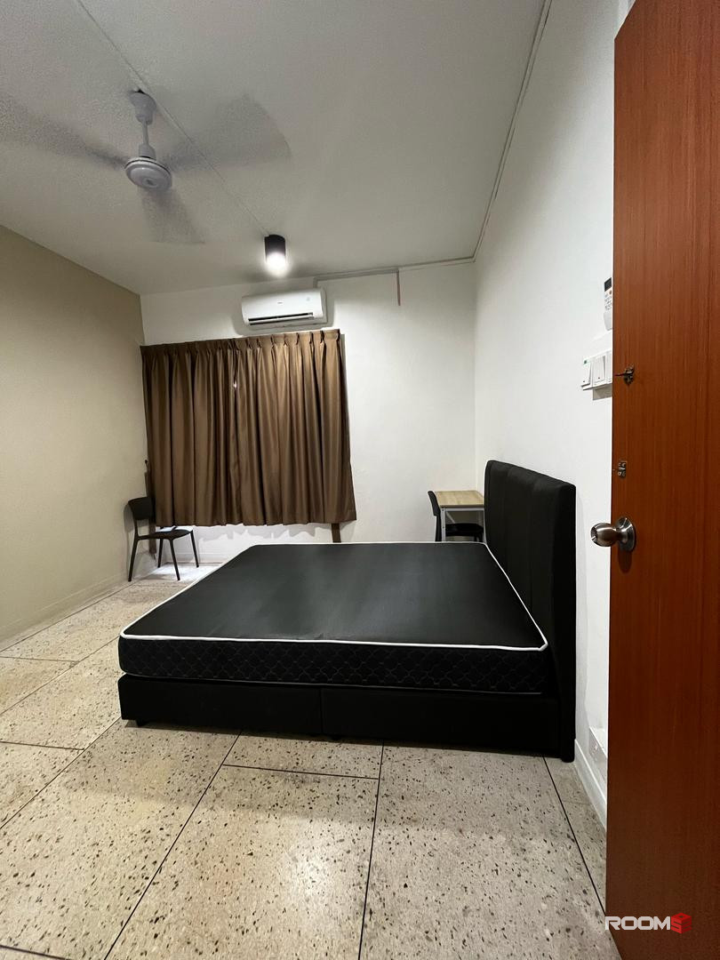 SPACIOUS QUEEN ROOM FOR RENT WALKING DISTANCE TO CIQ