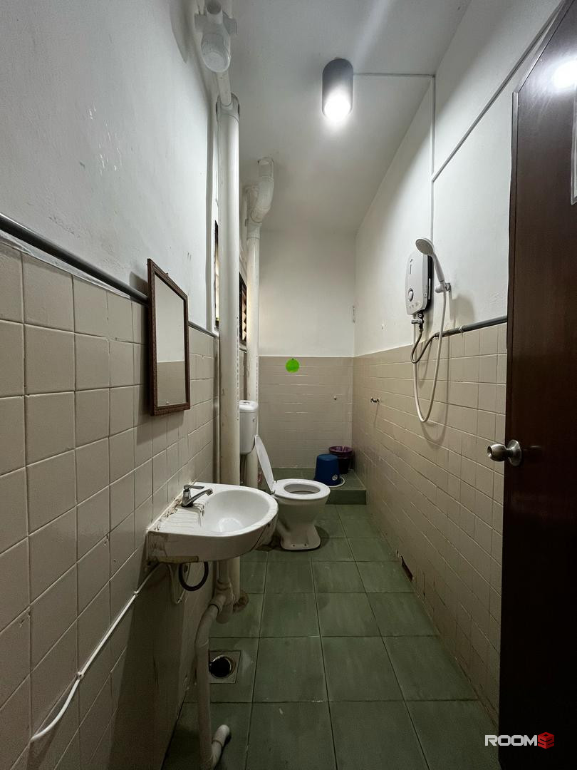 SPACIOUS QUEEN ROOM FOR RENT WALKING DISTANCE TO CIQ