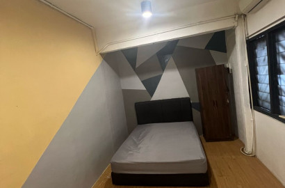 QUEEN ROOM FOR RENT