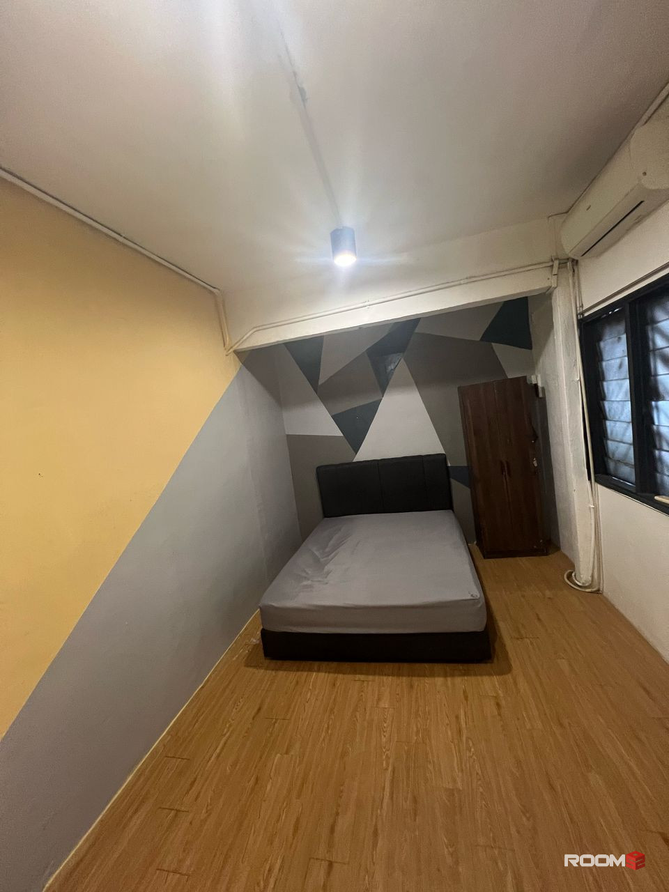 QUEEN ROOM FOR RENT