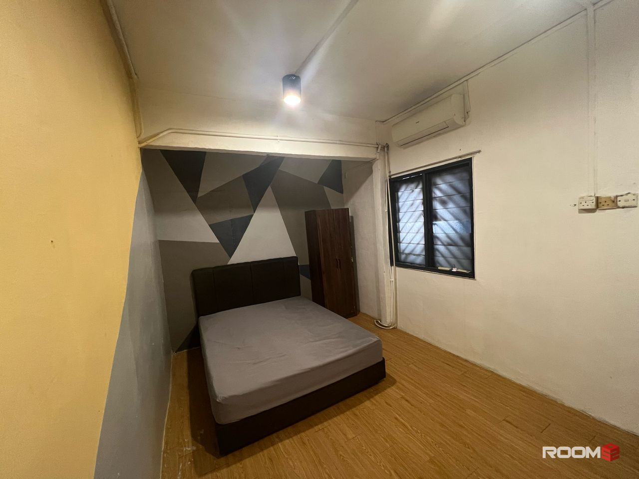 QUEEN ROOM FOR RENT