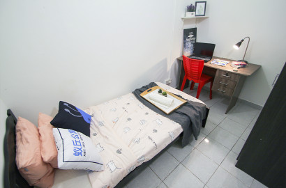 MIDDLE ROOM SUNWAY AREA FULLY FURNISHED !!! ( INCLUDE WIFI , WATER , CLEANING , MAINTENENCE !! )
