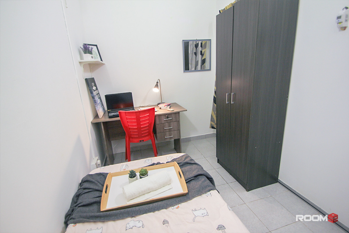 MIDDLE ROOM SUNWAY AREA FULLY FURNISHED !!! ( INCLUDE WIFI , WATER , CLEANING , MAINTENENCE !! )
