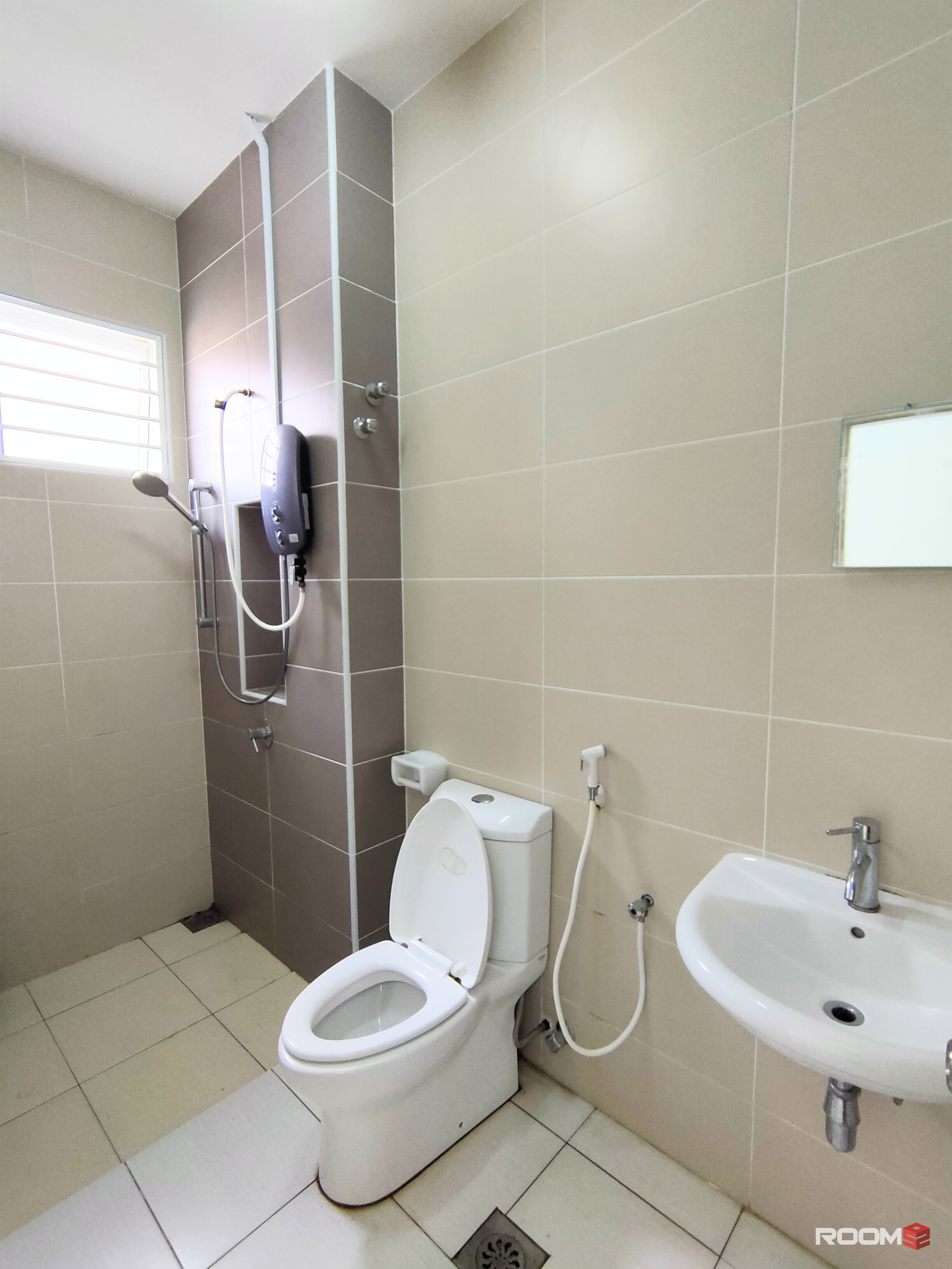 Comfort Middle Room With Private Bathroom For Rent In Alam Impian