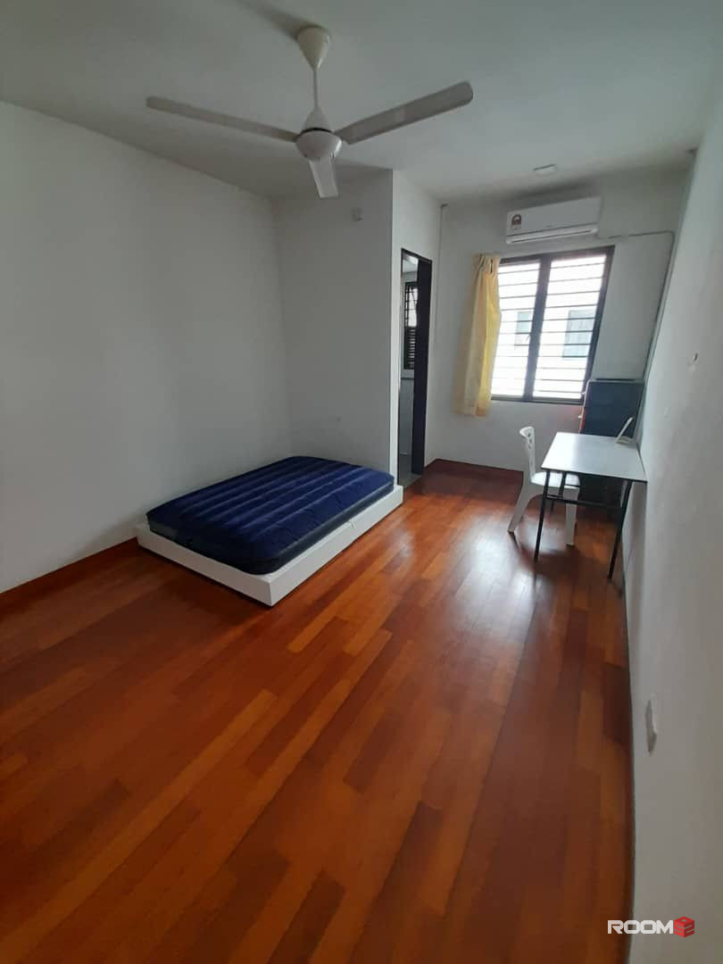 Comfort Middle Room With Private Bathroom For Rent In Alam Impian