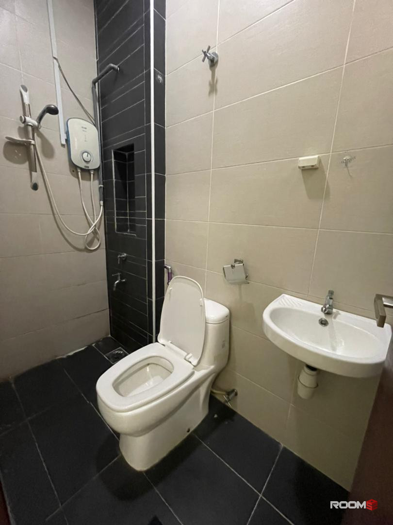 Middle room for rent in Alam Impian
