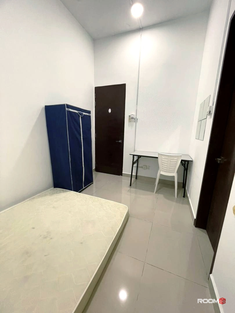 Middle room for rent in Alam Impian