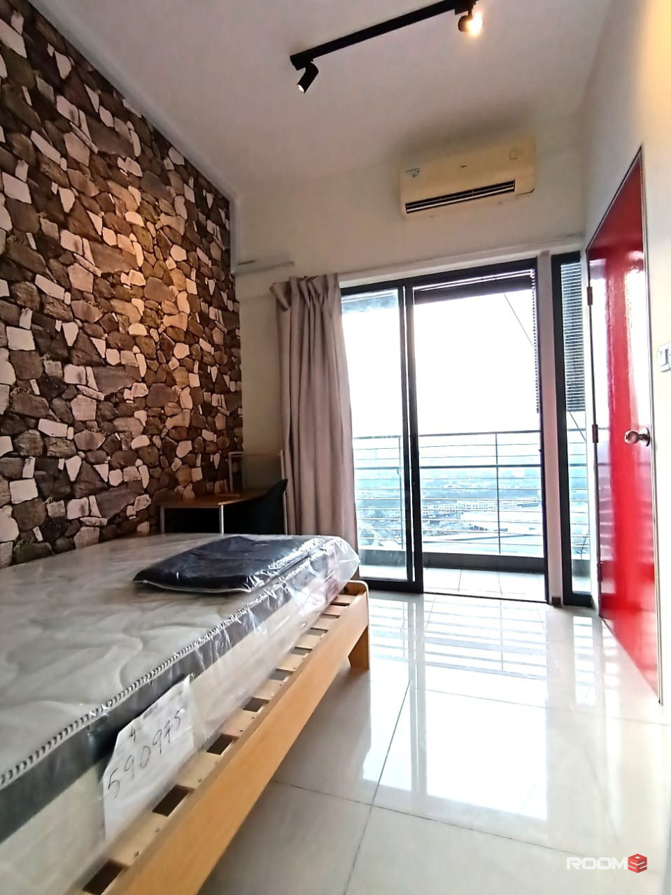 Setia Walk @ Female Medium Room with Balcony