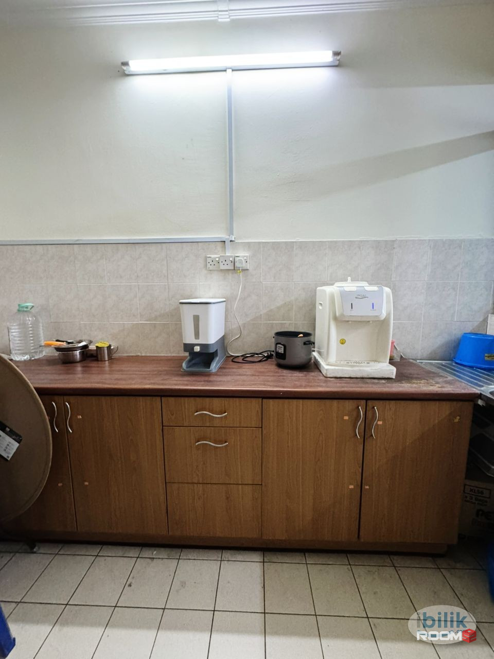 🏠 Single Big Room with Window 🪟 Walking distance to MRT Bandar Utama