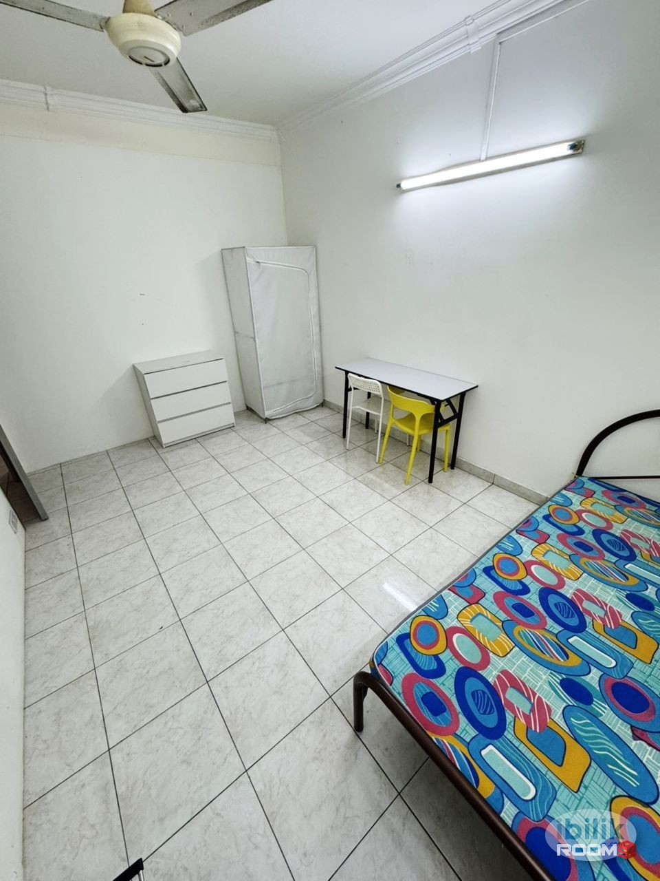 🏠 Single Big Room with Window 🪟 Walking distance to MRT Bandar Utama
