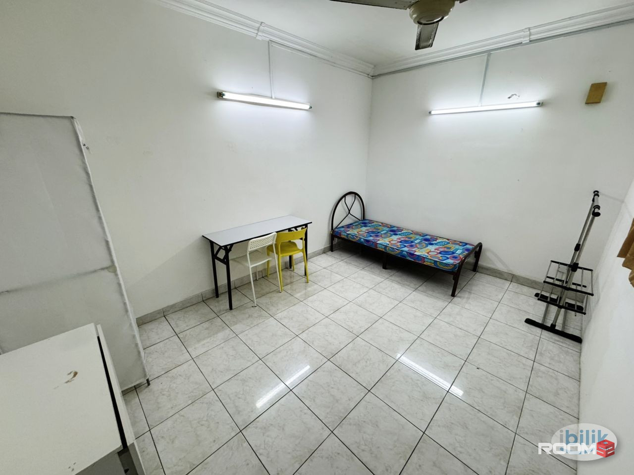 🏠 Single Big Room with Window 🪟 Walking distance to MRT Bandar Utama