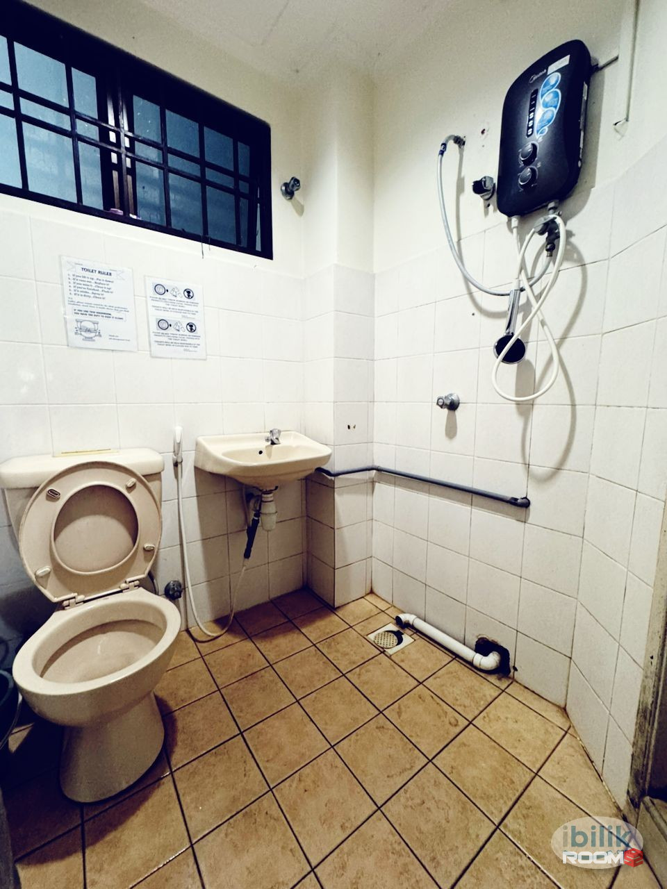 🏠 Single Big Room with Window 🪟 Walking distance to MRT Bandar Utama