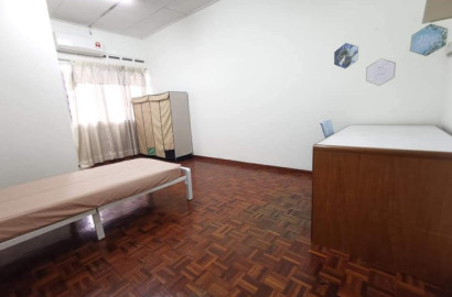 Cozy and convenient room at SS2! 🌟 Enjoy 100MBPS WIFI, fully furnished accommodations, and all-inclusive utilities! 💻�