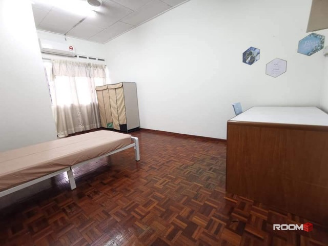 Cozy and convenient room at SS2! 🌟 Enjoy 100MBPS WIFI, fully furnished accommodations, and all-inclusive utilities! 💻�