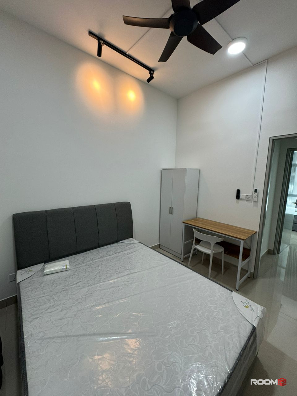 🔥VERANDO RESIDENCY, PJ, NEW CONDO MASTER Room🔥Fully Furnish NEW 10” Mattress Aircond Wardrobe Table Chair