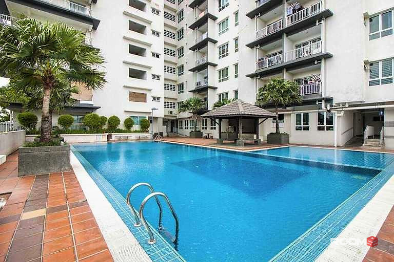 Cheras LRT - Middle room for rent at Seri Puteri Condominium with private 🛁bathroom