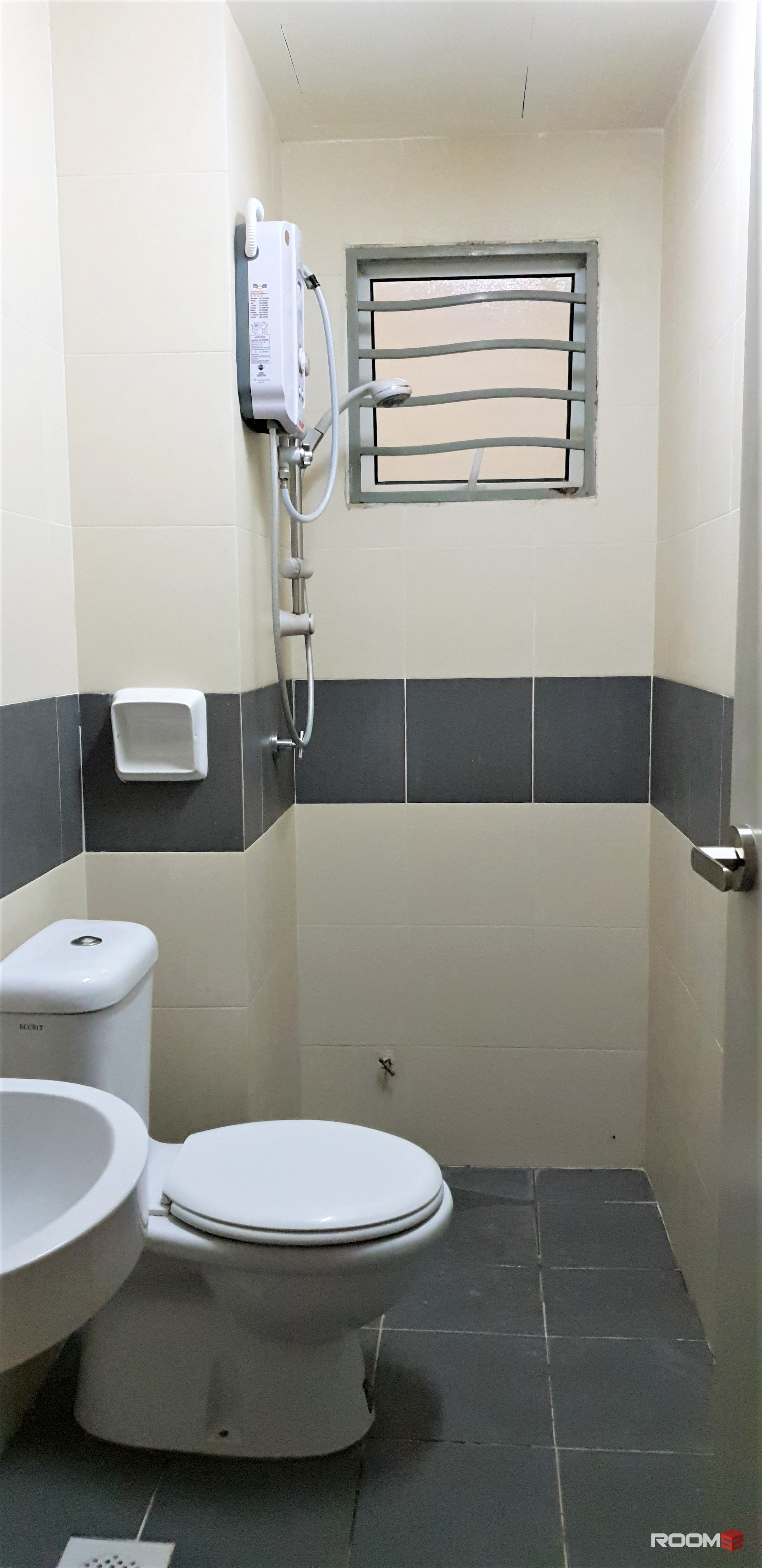 Cheras LRT - Middle room for rent at Seri Puteri Condominium with private 🛁bathroom