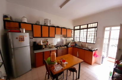 Middle room in house facing park, Bandar Utama