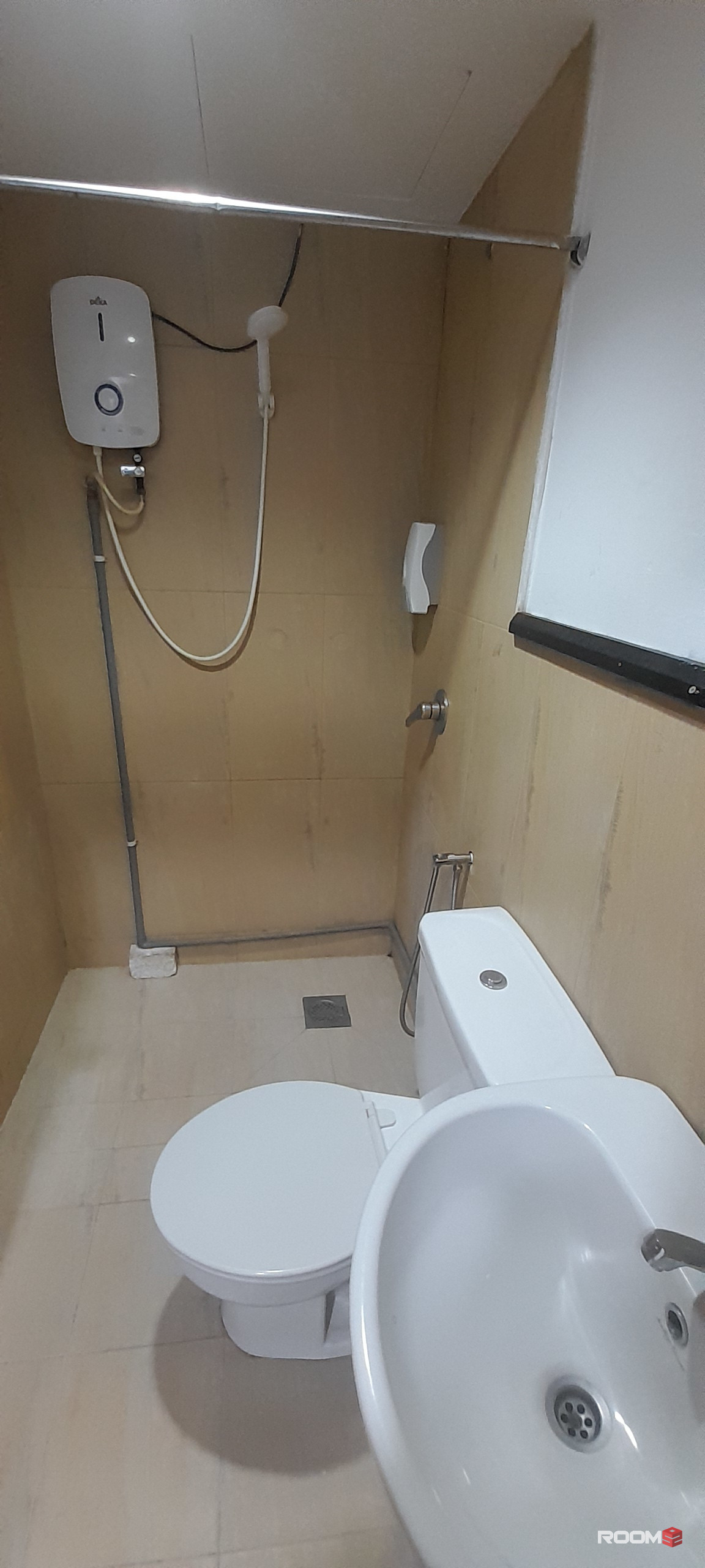 A bed room attached with bathroom in Puchong Jaya, the IOI #business park, 15min to #IOI Puchong Jaya #Rapid KL.🚄