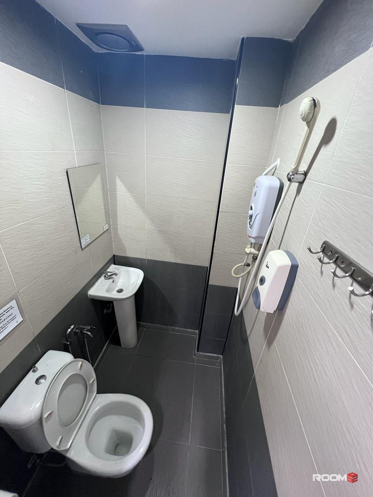 1Month Deposit! Middle Room Rent in SS6, Kelana Jaya Easy Access to Paradigm Mall
