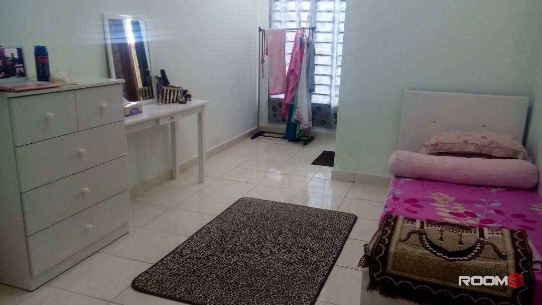 Middle room for rent at Bangi Avenue with private 🛁bathroom