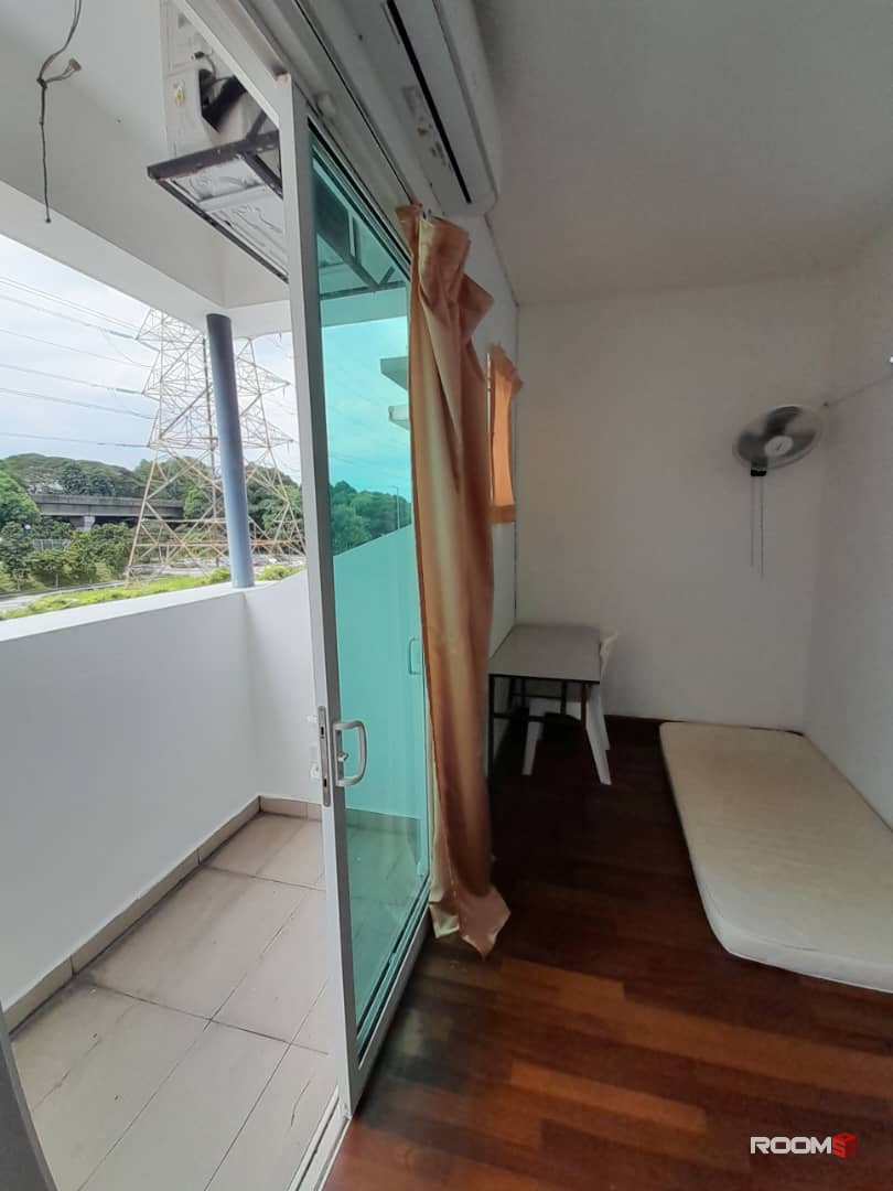 1 min Walking Distance to  LRT TAMAN PARAMOUNT Single Room at TamanParamount