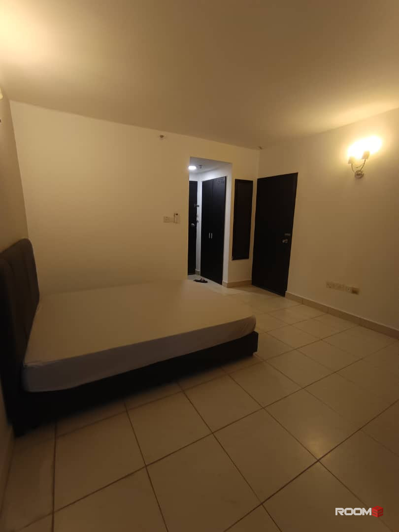 MASTER BEDROOM WITH PRIVATE TOILET, 7 MIN WALK TO CIQ