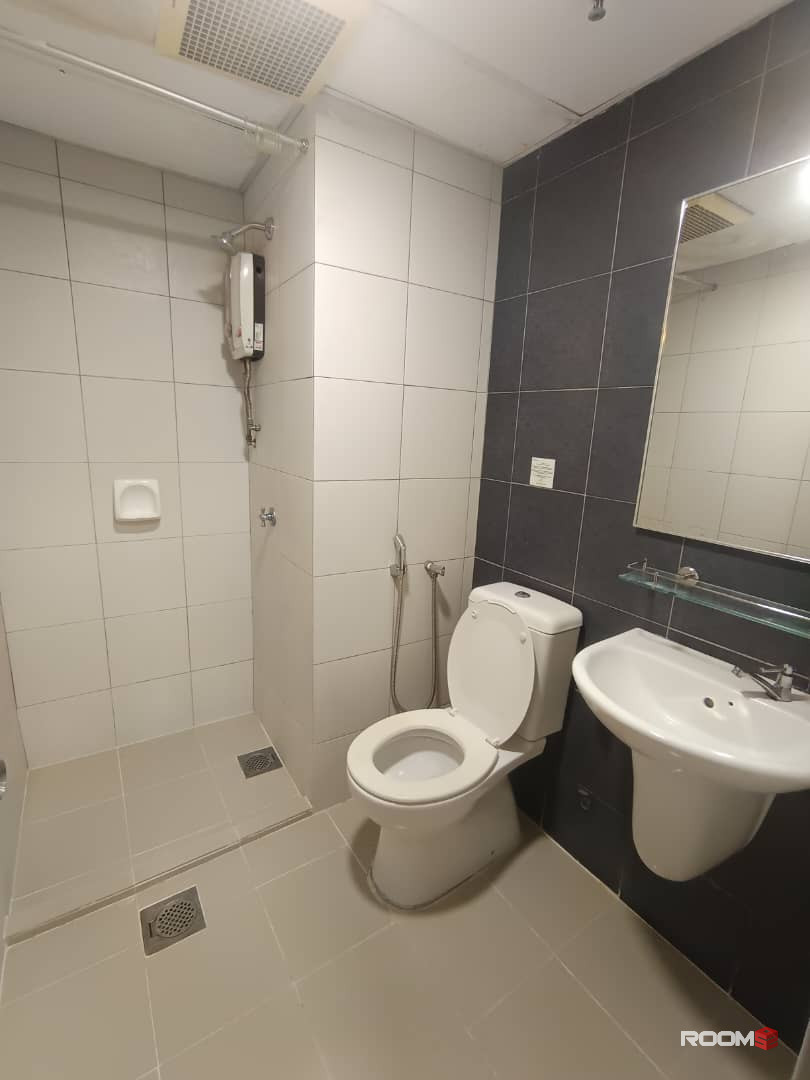 MASTER BEDROOM WITH PRIVATE TOILET, 7 MIN WALK TO CIQ