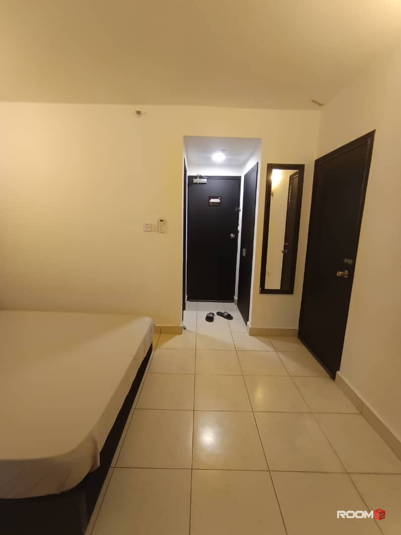 MASTER BEDROOM WITH PRIVATE TOILET, 7 MIN WALK TO CIQ