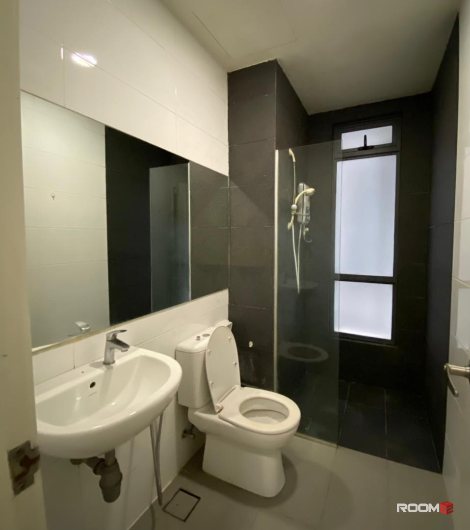[Private🛁] Master Room for Rent @Utropolis SUITES 1 Shah Alam beside UOW, 🆓💧📶🧹