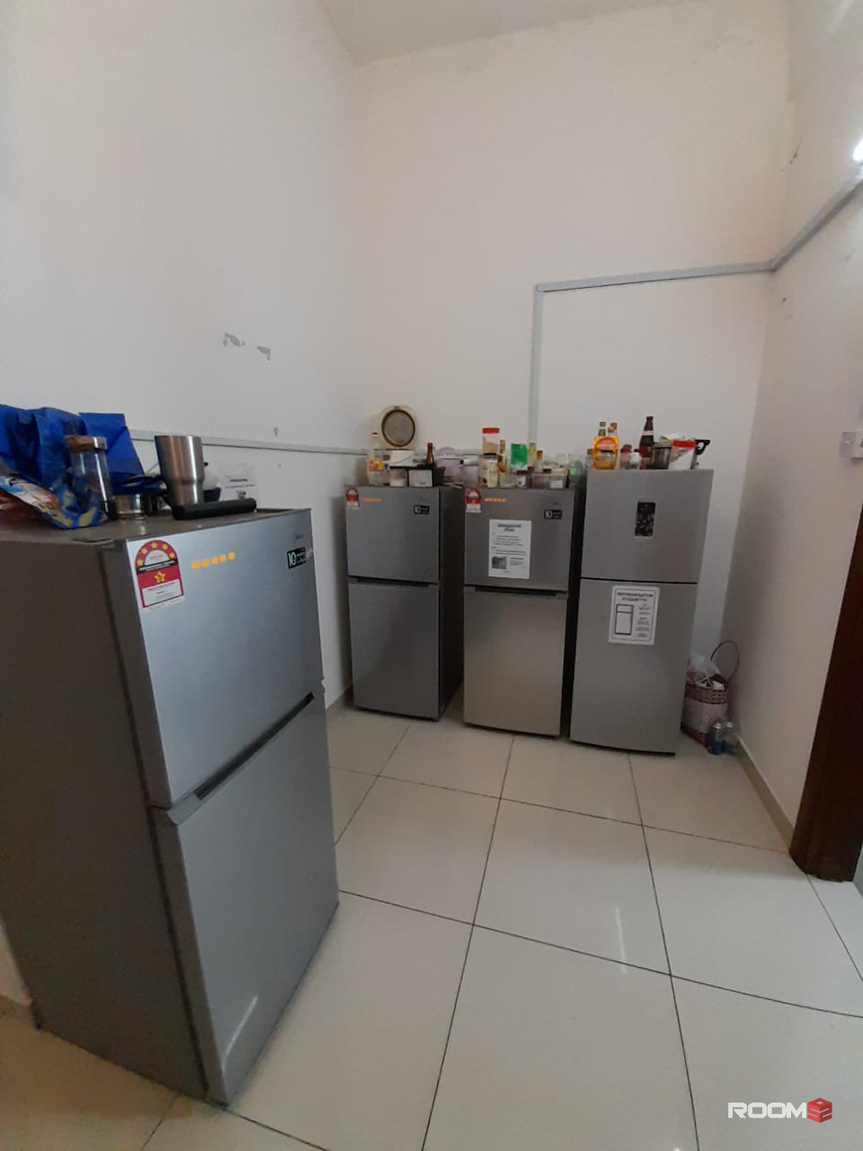 1 min Walking Distance to LRT TAMAN PARAMOUNTSingle Room at TamanParamount