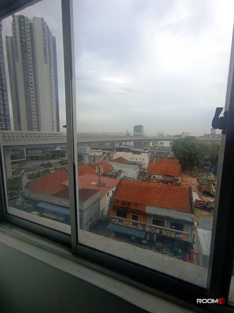 MASTER BEDROOM WITH PRIVATE TOILET, 7 MIN WALK TO CIQ
